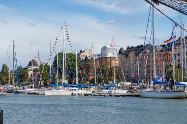 Finlandiya, Helsinki - 5 Temmuz 2024: Finlandiya 'da Uzun Gemiler Yarışları, Helsinki Pohjoissatama Katadanokka' daki gemi ve ziyaretçi manzarası