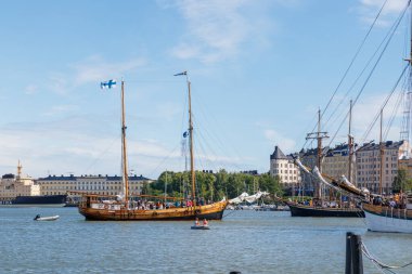 Helsinki, Finlandiya - 5 Temmuz 2024: Yaz mevsiminde Helsinki limanında yelkenli gemileri