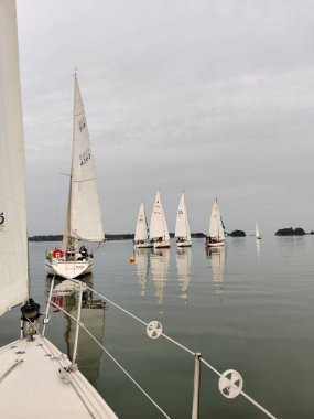 Espoo, Finlandiya - 3 Eylül 2024: Finlandiya 'da Baltık Denizi' ndeki yelkenli yelkenli yarışı manzarası. Sakin deniz suyu, Regatta yelkenlisi