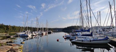 Kirkkonmi, Finlandiya, 8 Eylül 2024 - Baltık Denizi 'nde bir adaya demirlemiş yelkenli tekneli deniz marinası Lahteela