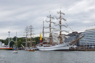 Finlandiya, Helsinki - 5 Temmuz 2024: Finlandiya 'daki Uzun Gemi Yarışları, Helsinki Eski Pazar Meydanı' ndaki gemi ve ziyaretçi manzarası