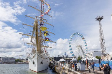 Finlandiya, Helsinki - 5 Temmuz 2024: Finlandiya 'da Uzun Gemiler Yarışları 2024, gemi Dar Mlodziezy ve Pogoria ve Helsinki Eski Pazar Meydanı ziyaretçileri