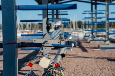 Yelkenli direğinde rüzgar gülü. Kışları limandaki kıyıda depolanırken.
