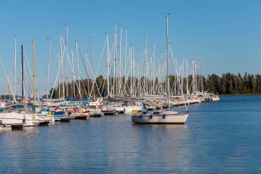 Marina limanı, limana demirlemiş yelkenliler ve deniz, liman, mavi gökyüzü, Finlandiya 'da güneşli bir gün.