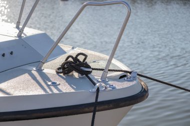 Bir yelkenlinin demirleme halatına bağlı siyah halat, güneşli ışık, Finlandiya