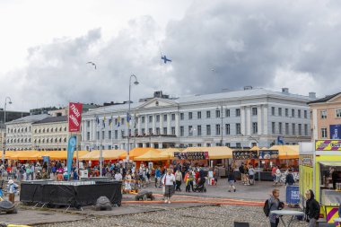 Finlandiya, Helsinki - 5 Temmuz 2024: Helsinki Eski Meydanı Kauppatori pazarı - ziyaretçiler ve turistlerle pazar günü