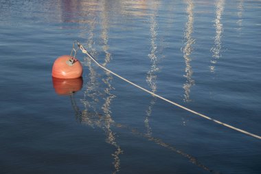 Küçük dalgalı bir denizde plastik kırmızı şamandıra, Finlandiya, marina