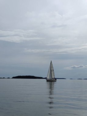 Espoo, Finlandiya - 3 Eylül 2024: Finlandiya 'da Baltık Denizi' ndeki yelkenli tekne manzarası. Sakin deniz suyu