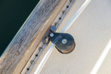 Eski yelkenli gemide makaralar ve ipler. Yelkenli makara güneş ışığında deniz ipiyle