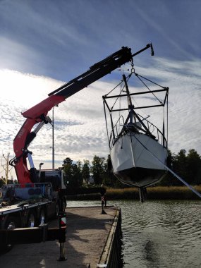 Espoo, Finlandiya, 22 Eylül 2024 - Kışın Finlandiya, Baltık Denizi, Finlandiya Körfezi, Finlandiya 'da kışı geçirmek için bir vinç tarafından denizden alınan yelkenli