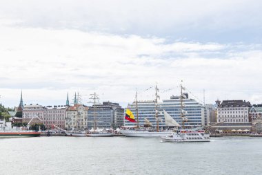 Finlandiya, Helsinki - 5 Temmuz 2024: Finlandiya 'daki Uzun Gemi Yarışları, Helsinki Eski Pazar Meydanı' ndaki gemi ve ziyaretçi manzarası