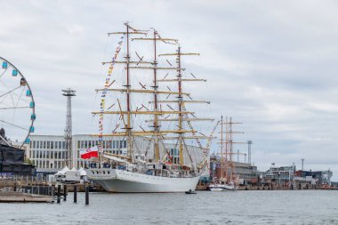 Finlandiya, Helsinki - 5 Temmuz 2024: Finlandiya 'daki Uzun Gemi Yarışları, Helsinki Eski Pazar Meydanı' ndaki gemi ve ziyaretçi manzarası