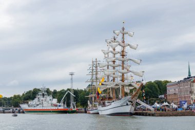 Finlandiya, Helsinki - 5 Temmuz 2024: Finlandiya 'daki Uzun Gemi Yarışları, Helsinki Eski Pazar Meydanı' ndaki gemi ve ziyaretçi manzarası