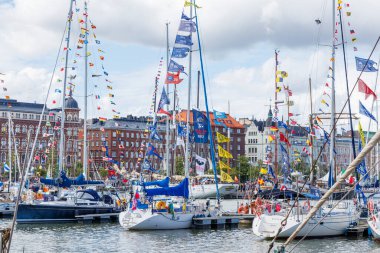 Finlandiya, Helsinki - 5 Temmuz 2024: Finlandiya 'da Uzun Gemiler Yarışları, Helsinki Pohjoissatama Katadanokka' daki gemi ve ziyaretçi manzarası