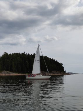 Espoo, Finlandiya - 3 Eylül 2024: Finlandiya 'da Baltık Denizi' ndeki yelkenli tekne manzarası. Sakin deniz suyu