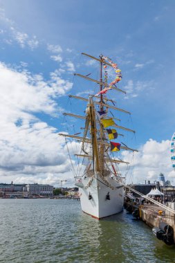 Finlandiya, Helsinki - 5 Temmuz 2024: Finlandiya 'da Uzun Gemiler Yarışları 2024, gemi Dar Mlodziezy ve Pogoria ve Helsinki Eski Pazar Meydanı ziyaretçileri