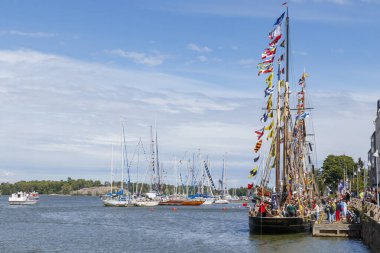 Finlandiya, Helsinki - 5 Temmuz 2024: Finlandiya 'da Uzun Gemiler Yarışları, Helsinki Pohjoissatama Katadanokka' daki gemi ve ziyaretçi manzarası