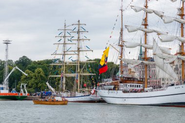 Finlandiya, Helsinki - 5 Temmuz 2024: Finlandiya 'daki Uzun Gemi Yarışları, Helsinki Eski Pazar Meydanı' ndaki gemi ve ziyaretçi manzarası