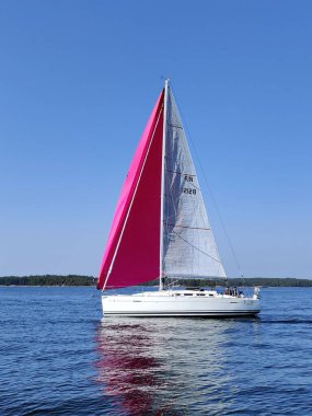 Espoo, Finlandiya - 3 Eylül 2024: Finlandiya 'da Baltık Denizi' ndeki yelkenli tekne manzarası. Sakin deniz suyu