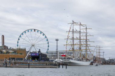 Finlandiya, Helsinki - 5 Temmuz 2024: Finlandiya 'daki Uzun Gemi Yarışları, Helsinki Eski Pazar Meydanı' ndaki gemi ve ziyaretçi manzarası