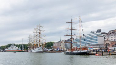 Finlandiya, Helsinki - 5 Temmuz 2024: Finlandiya 'daki Uzun Gemi Yarışları, Helsinki Eski Pazar Meydanı' ndaki gemi ve ziyaretçi manzarası