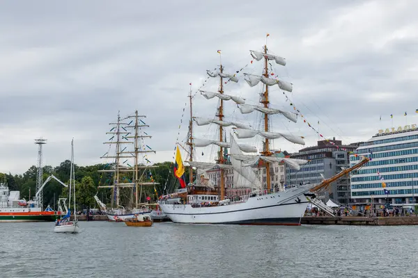 Finlandiya, Helsinki - 5 Temmuz 2024: Finlandiya 'daki Uzun Gemi Yarışları, Helsinki Eski Pazar Meydanı' ndaki gemi ve ziyaretçi manzarası