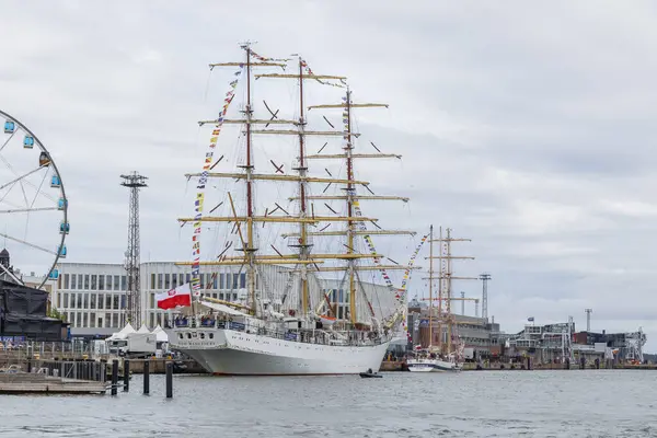 Finlandiya, Helsinki - 5 Temmuz 2024: Finlandiya 'daki Uzun Gemi Yarışları, Helsinki Eski Pazar Meydanı' ndaki gemi ve ziyaretçi manzarası