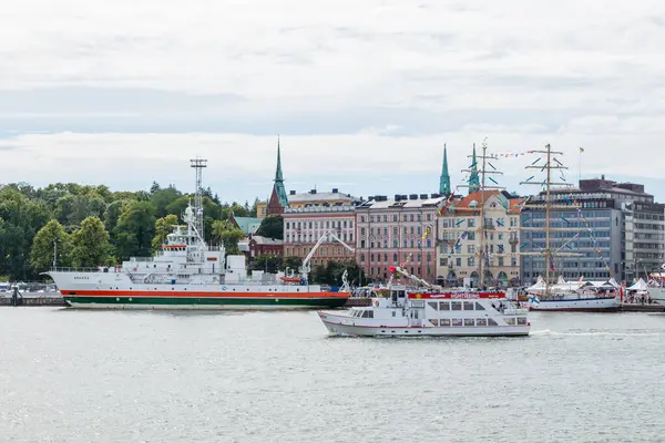 Finlandiya, Helsinki - 5 Temmuz 2024: Finlandiya 'daki Uzun Gemi Yarışları, Helsinki Eski Pazar Meydanı' ndaki gemi ve ziyaretçi manzarası