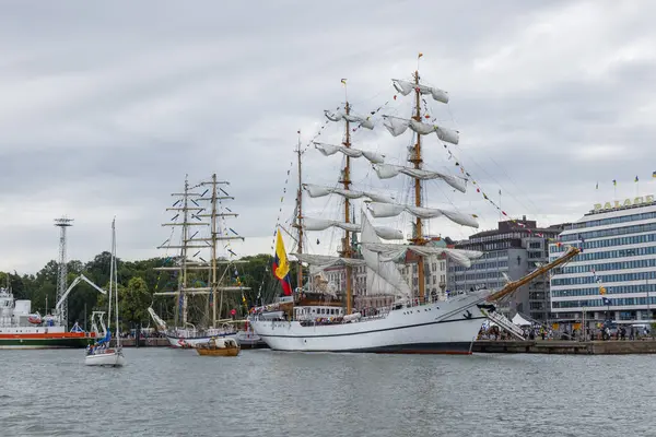 Finlandiya, Helsinki - 5 Temmuz 2024: Finlandiya 'daki Uzun Gemi Yarışları, Helsinki Eski Pazar Meydanı' ndaki gemi ve ziyaretçi manzarası