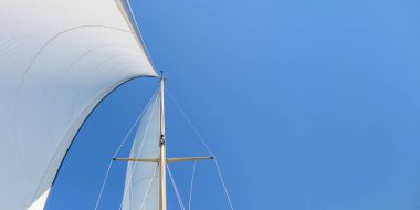 Beyaz ana yelken ve yelkenli yelkenli yelkenlisi, denizde yelken açmak, sakin güneşli hava, Finlandiya körfezi.
