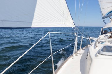 Genoa 'nın altında donanımlı bir yatta lüks bir gemi yolculuğu ve yelkenli yelkenliyle yelken açmak. Yelkenli yarışı sırasında hafif bir rüzgarda. Yatçılık lüks bir spor ve harika bir tatil. Güverteden pruvaya, direğe, yelkenlere bakın. Finlandiya Körfezi