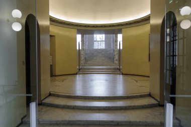 Helsinki, Finlandiya - 12 Şubat 2024 - Finlandiya parlamento binası, boş lobi, demokratik enstitü