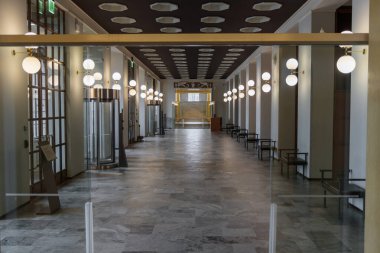 Helsinki, Finlandiya - 12 Şubat 2024 - Finlandiya parlamento binası, boş lobi, demokratik enstitü.