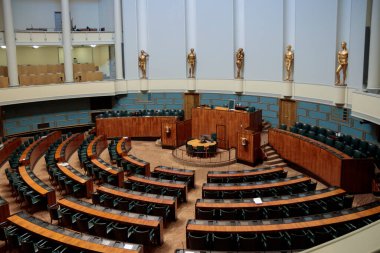 Helsinki, Finlandiya - 12 Şubat 2024 - Oturum Salonu Fotoğraf Evi, boş salon, demokratik enstitü, hukuk, semboller, heykeller.