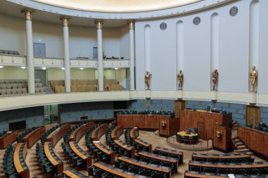 Helsinki, Finlandiya - 12 Şubat 2024 - Oturum Salonu Fotoğraf Evi, boş salon, demokratik enstitü, hukuk, semboller, heykeller.
