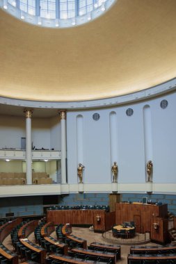 Helsinki, Finlandiya - 12 Şubat 2024 - Oturum Salonu Fotoğraf Evi, boş salon, demokratik enstitü, hukuk, semboller, heykeller.