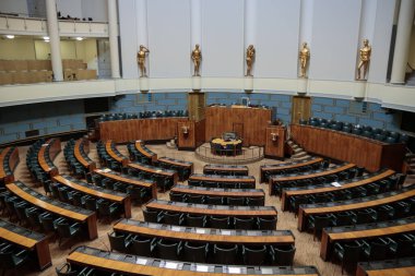 Helsinki, Finlandiya - 12 Şubat 2024 - Oturum Salonu Fotoğraf Evi, boş salon, demokratik enstitü, hukuk, semboller, heykeller.