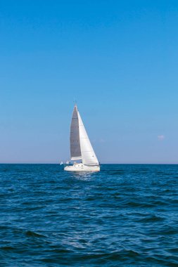 Genoa 'nın altında beyaz yelkenli ve sakin bir denizde yelken açan ana yelkenli. Gezi, tatil, yelkenli yarışı, spor. Finlandiya Körfezi