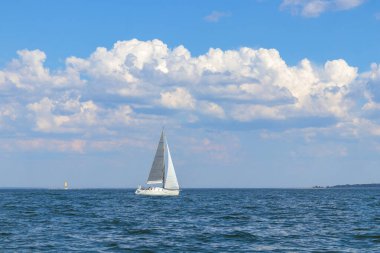 Genoa 'nın altında beyaz yelkenli ve sakin bir denizde yelken açan ana yelkenli. Gezi, tatil, yelkenli yarışı, spor. Finlandiya Körfezi