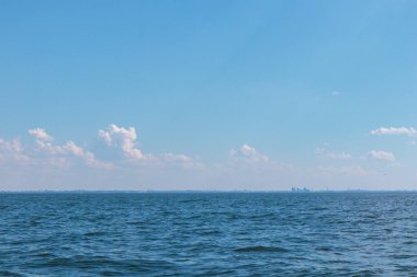 Uzaktan Tallinn silueti, deniz tarafından. Baltık Denizi Tallinn Körfezi önde. Açık yaz havası - Estonya 'da Temmuz.