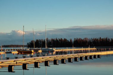 Sonbaharda deniz marinası, sakin bir denizde terk edilmiş yelkenliler, limanda boş iskele, sonbahar, Finlandiya 'da kısa yelken mevsimi, Suomenoja