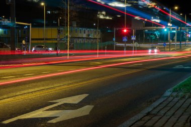 Espoo, Finlandiya - 18 Kasım 2024: Boş karanlık şehir yolu arka plan kırmızı izleri