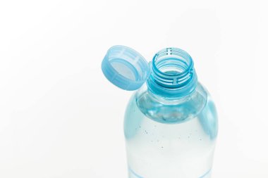 Plastik şişeye bağlı yeni kapağı kapat, güvenlik halkasına bağlı katı sekmeyle şişenin boynuna yapıştır. Çöplere karşı verilen mücadelenin bir parçası olarak geri dönüşümü teşvik etmeyi amaçlıyorlar.