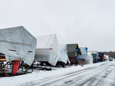 Yelkenliler kışın deniz altında korunur, korunur ve saklanır, Finlandiya, Suomenoja, Finnoo 'da kış tekneleri için kış deposu, kışın kuzey bölgesinde, soğuk koşullar