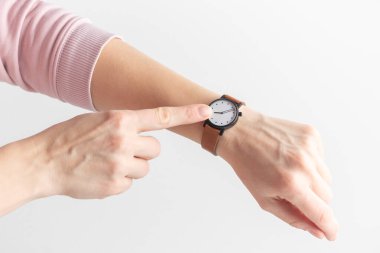 Acele işe git. Kol saatli bir kadının elleri randevu ya da gecikme için saat, gecikme ya da işaret için zaman yönetimi ya da seyahat için zaman yönetimi bekliyor