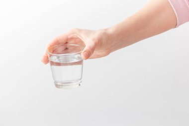 Kadın eli temiz bir bardak su tutuyor. Ellerinde bir bardak temiz maden suyu, sağlıklı içecek, su dengesi, çevre koruma ve sağlık hizmetleri kavramı, Dünya Su Günü