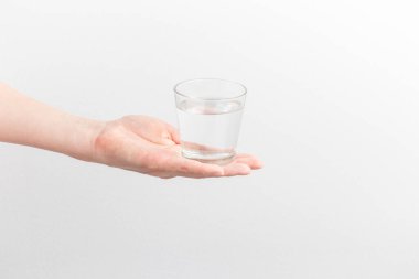 Kadın eli temiz bir bardak su tutuyor. Ellerinde bir bardak temiz maden suyu, sağlıklı içecek, su dengesi, çevre koruma ve sağlık hizmetleri kavramı, Dünya Su Günü