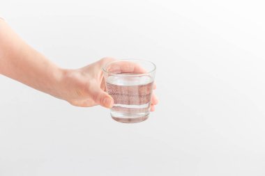 Kadın eli temiz bir bardak su tutuyor. Ellerinde bir bardak temiz maden suyu, sağlıklı içecek, su dengesi, çevre koruma ve sağlık hizmetleri kavramı, Dünya Su Günü