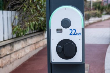 Elektrikli araba şarj istasyonunda şarj oluyor. Çevre bilinci yaşam tarzı konsepti için yenilenebilir temiz enerji arabası. Şehrin elektrik santrali EV aracı için çevre dostu sürdürülebilir tedarik sağlıyor