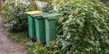 Sokakta ayrı atık toplama için plastik konteynırlar. Çöp kutuları açık havada kapaklı olacak. Yerli çöpler, çöpler, geri dönüşüm ve bahçe atıkları, Fransa, Paris